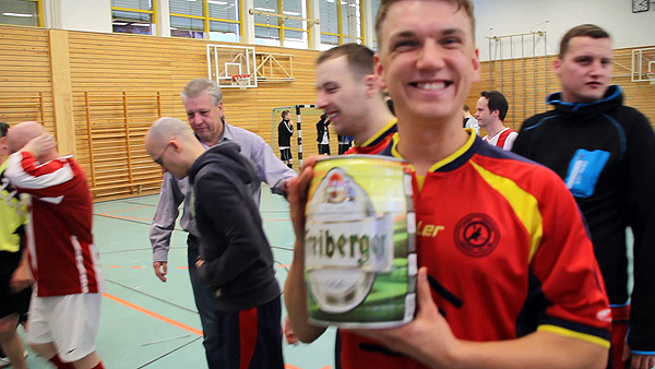 Hner grinsend mit Bier